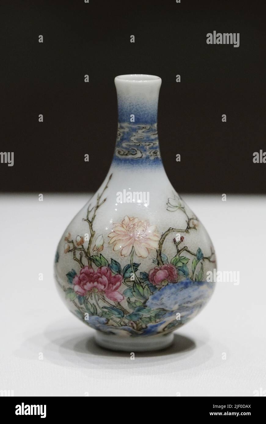 Hongkong. 28.. Juni 2022. Das Foto vom 28. Juni 2022 zeigt die Ausstellung „Vase mit Blumen und poetischer Inschrift“, die im Hong Kong Palace Museum in Hongkong, Südchina, ausgestellt wird. Das Hong Kong Palace Museum wird am 2. Juli für die Öffentlichkeit zugänglich sein, mit Eröffnungsausstellungen, die gemeinsam mit dem Palace Museum in Peking kuratiert werden. Mehr als 900 Schätze aus der Sammlung des Palastmuseums auf dem Festland, darunter 166 erstklassige kulturelle Relikte Chinas, werden bei den Eröffnungsausstellungen im Umlauf gezeigt. Quelle: Wang Shen/Xinhua/Alamy Live News Stockfoto