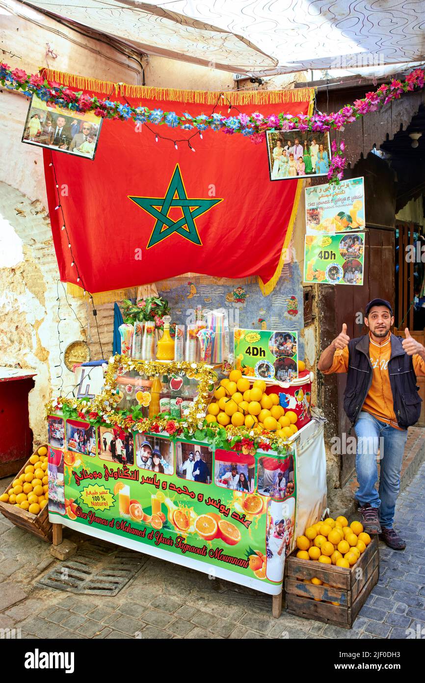 Marokko Fez. Orangensaftstand in der Medina Stockfoto