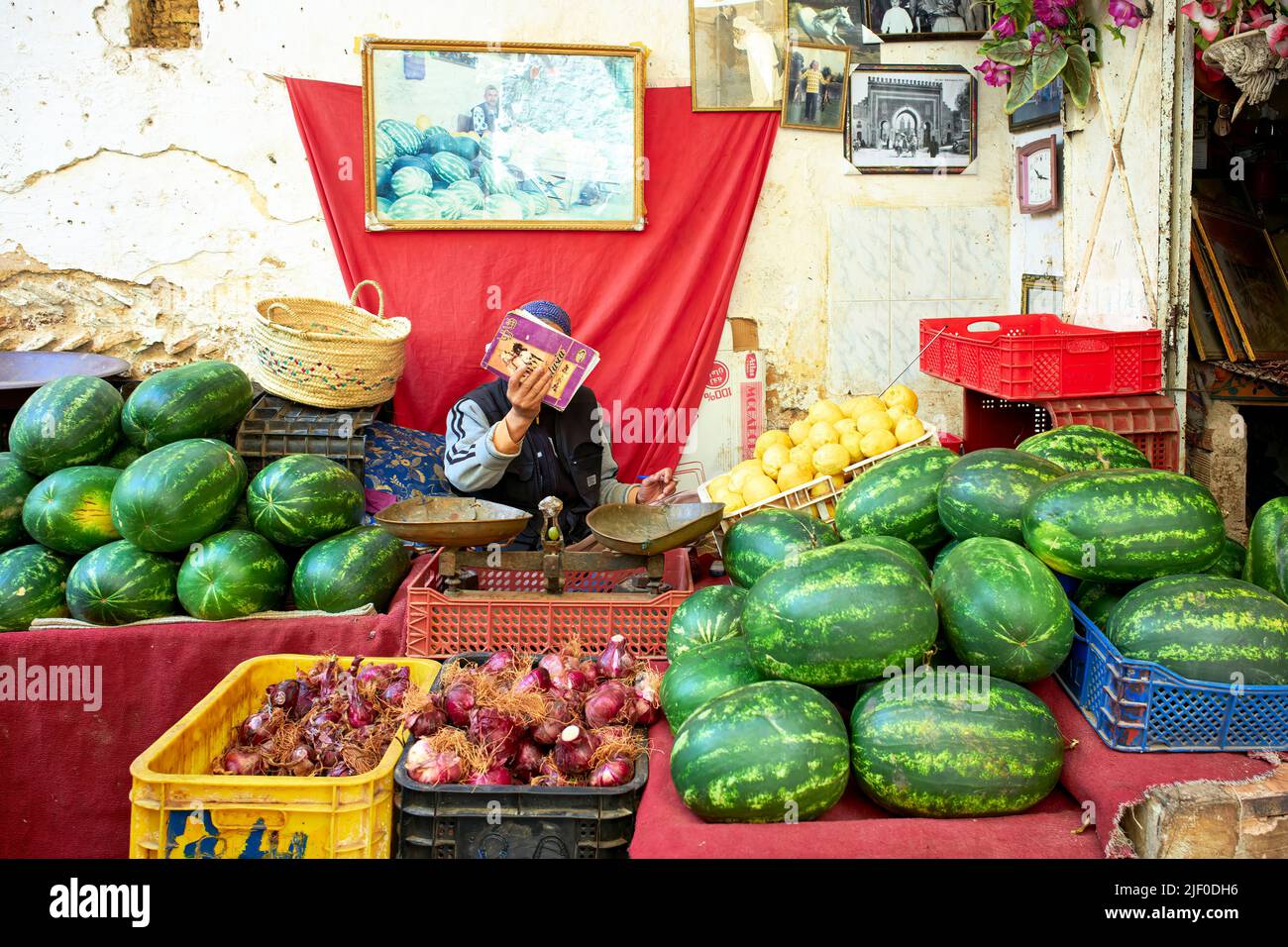 Marokko Fez. Verkauf von Wassermelonen in der Medina Stockfoto
