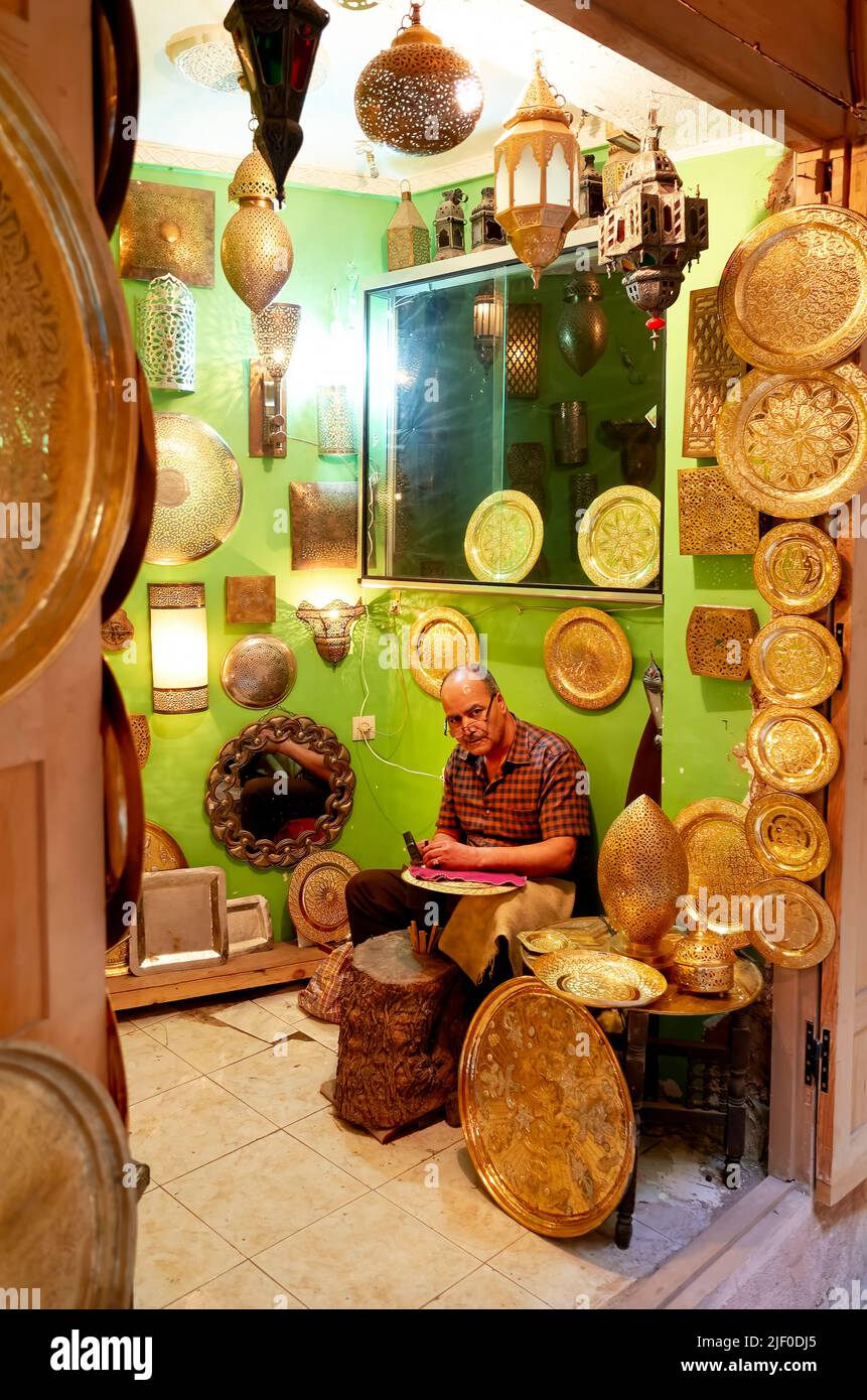 Marokko Fez. Handwerker in seiner Werkstatt in der Medina Stockfoto