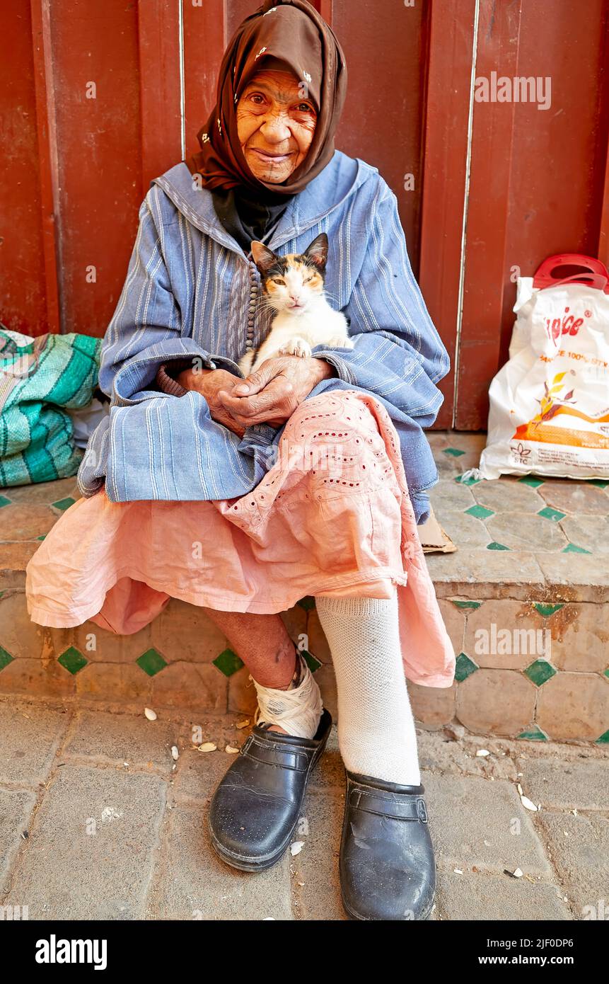 Marokko Fez. Porträt einer alten Frau mit ihrer streunenden Katze Stockfoto