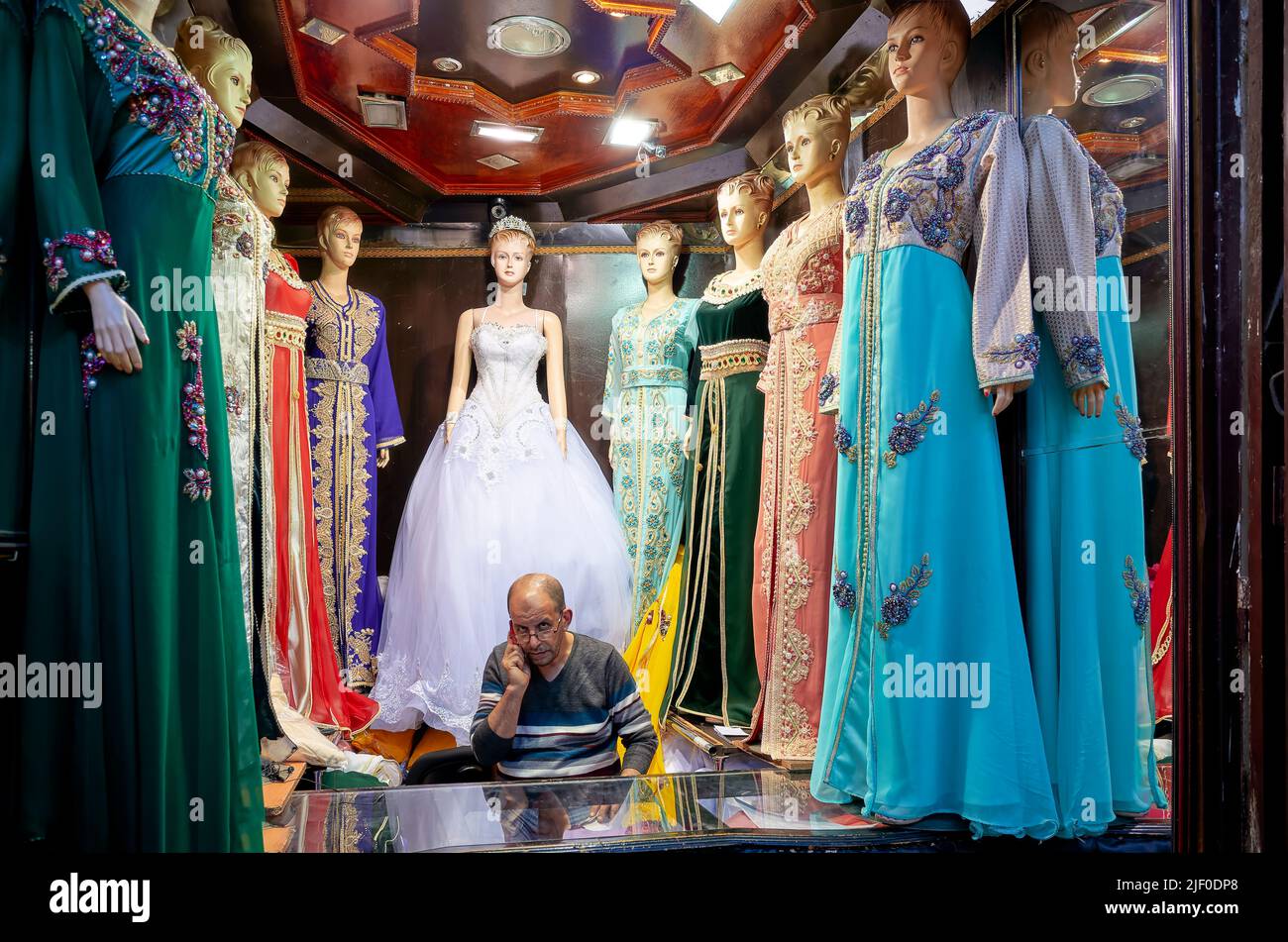Marokko Fez. Verkauf von Hochzeitskleider in der Medina Stockfoto