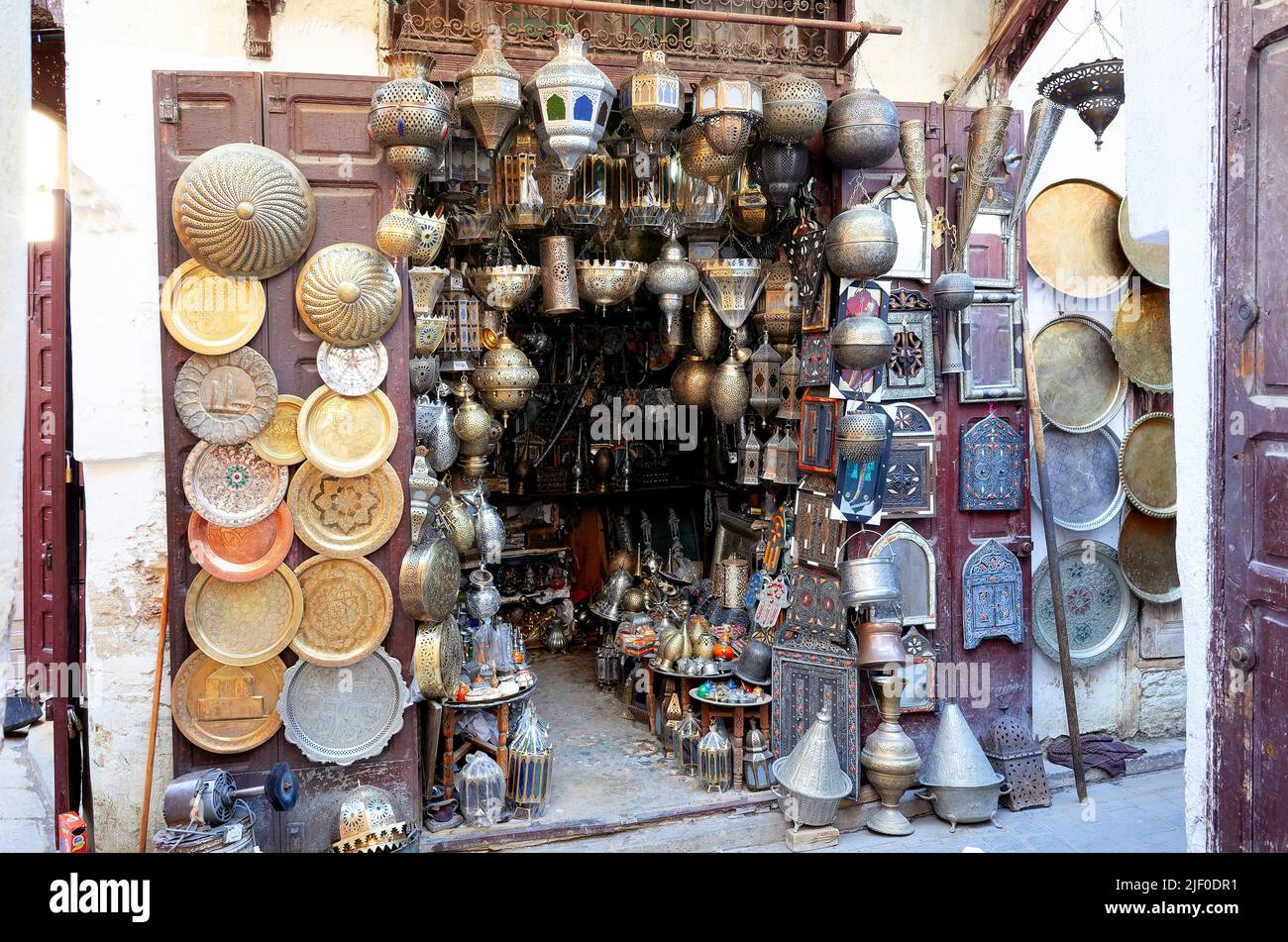 Marokko Fez. Verkauf von Bronze- und Messingobjekten in der Medina Stockfoto