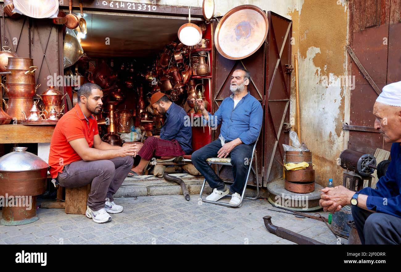 Marokko Fez. Handwerker verkaufen Bronzetöpfe in der Medina Stockfoto