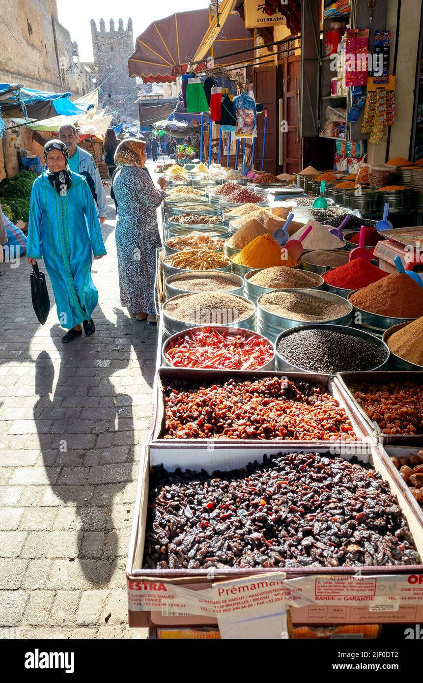 Marokko Fez. Verkauf von getrockneten Früchten im Souk Stockfoto