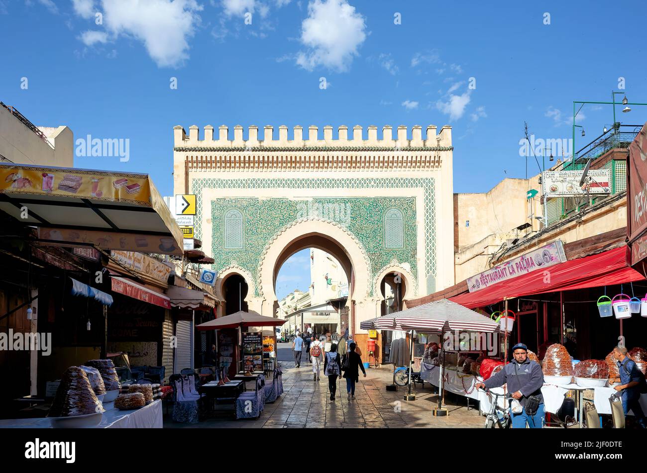 Marokko Fez. Bab Bou Jeloud, das blaue Tor zur Medina Stockfoto