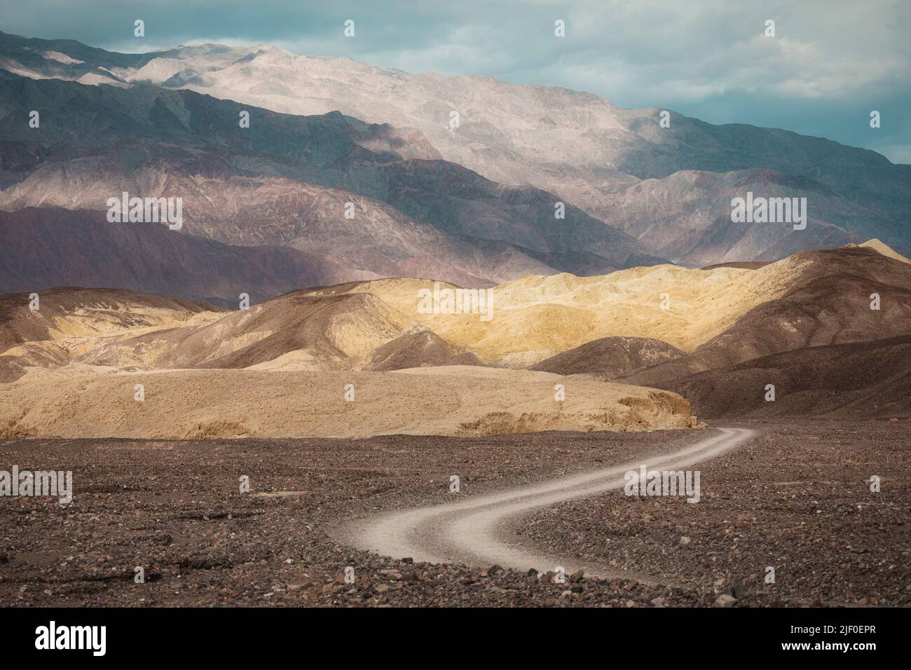 Eine Nebenstraße führt in die Wüste im Death Valley National Park, Kalifornien. Stockfoto