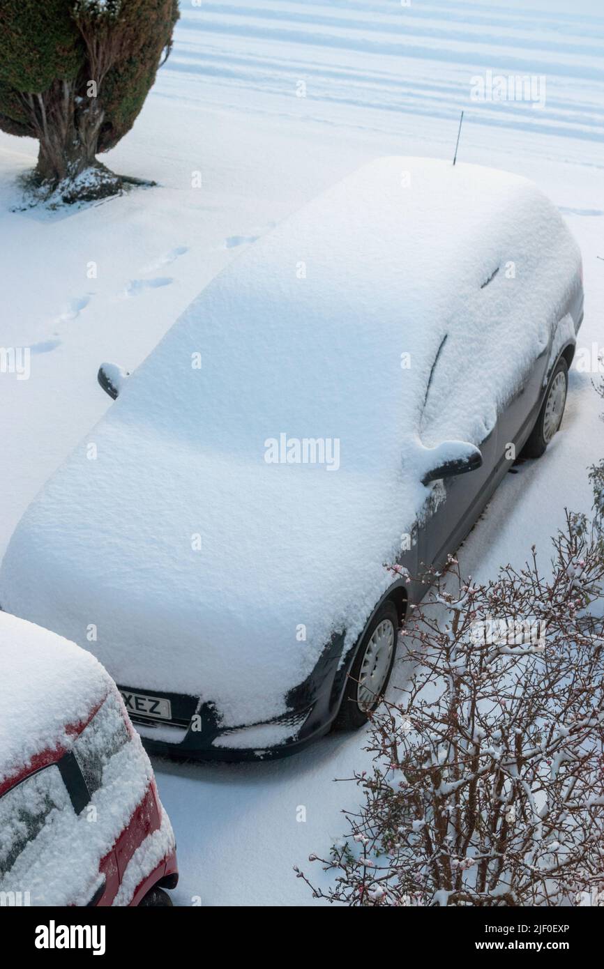 Autos parkten auf einer von oben in Schnee gehüllten Auffahrt, Fife, Schottland. Stockfoto