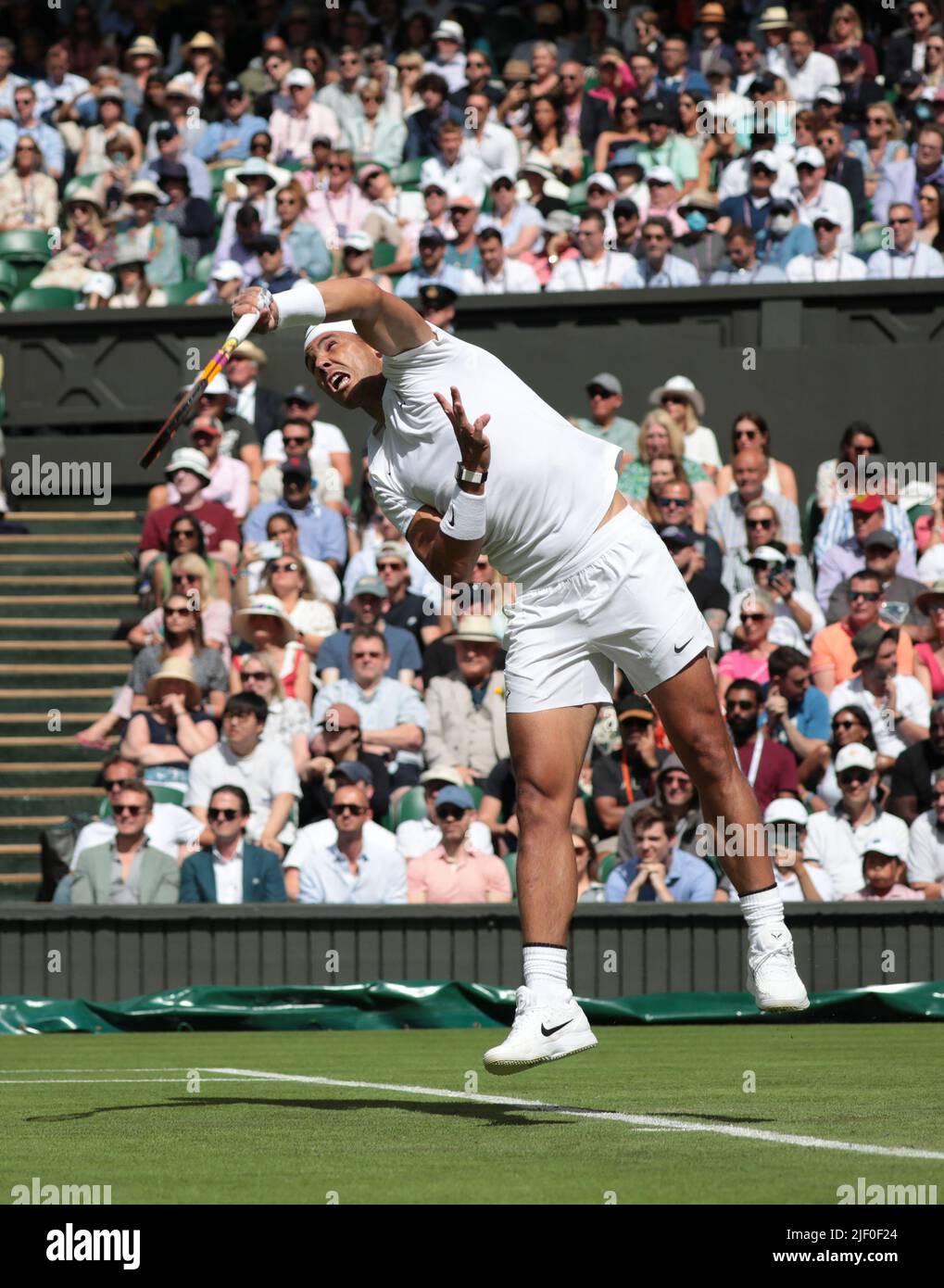 London, Großbritannien. 28.. Juni 2022. Der Spanier Rafael Nadal in Aktion in seinem ersten Spiel gegen den Argentinier Francisco Cerundolo am zweiten Tag der Wimbledon-Meisterschaften 2022 in London am 28. Juni 2022. Foto von Hugo Philpott/UPI Credit: UPI/Alamy Live News Stockfoto