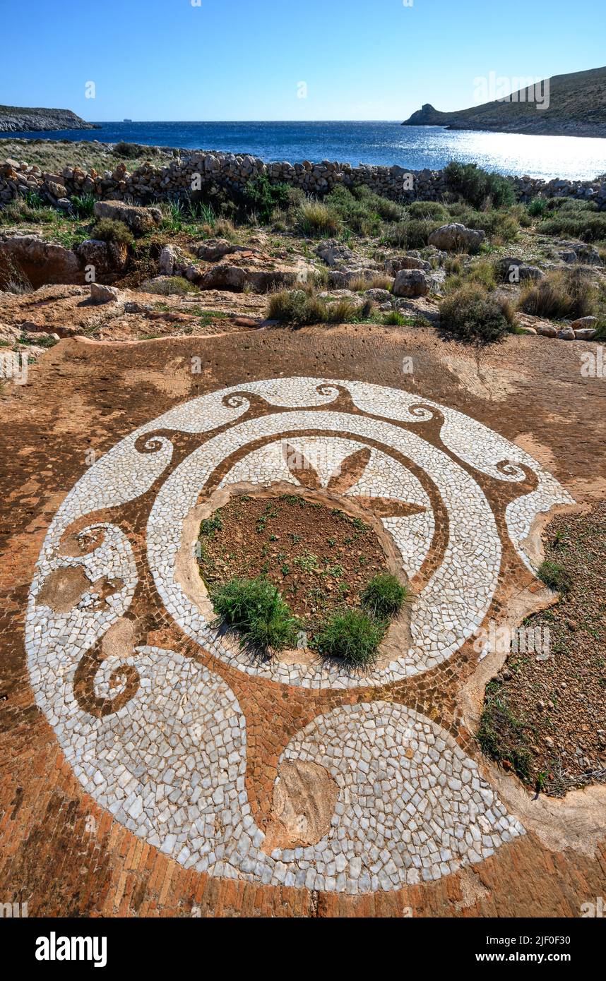 Die Überreste eines römischen Mosaikbodens und Bäder an der Stelle der antiken Stadt Tainaron am Kap Tenaro im tiefen Mani, Peloponnes, Greec Stockfoto