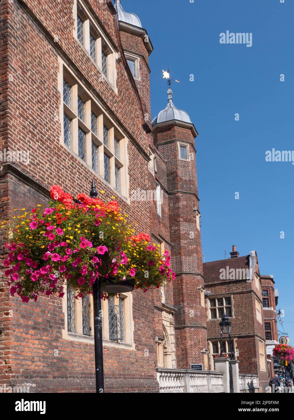 Guildford High Street historisches Abbot's Hospital ein jakobisches Almenhaus mit Blumenkörben im Herbst in High Street Guildford, Surrey, England Stockfoto