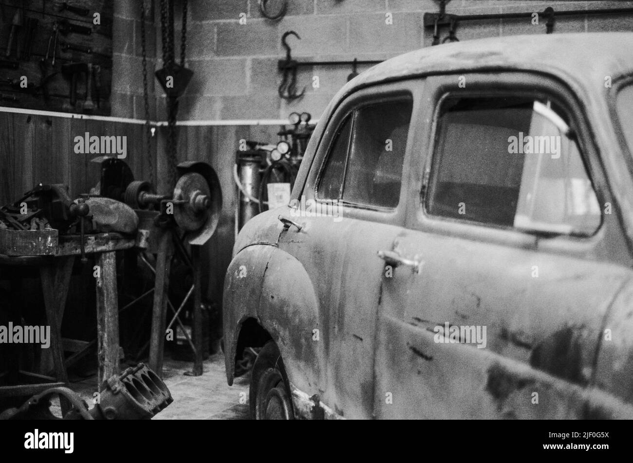 Sehr altes Auto in der alten mechanischen Werkstatt. Standard Motor Company Modell TEN Stockfoto