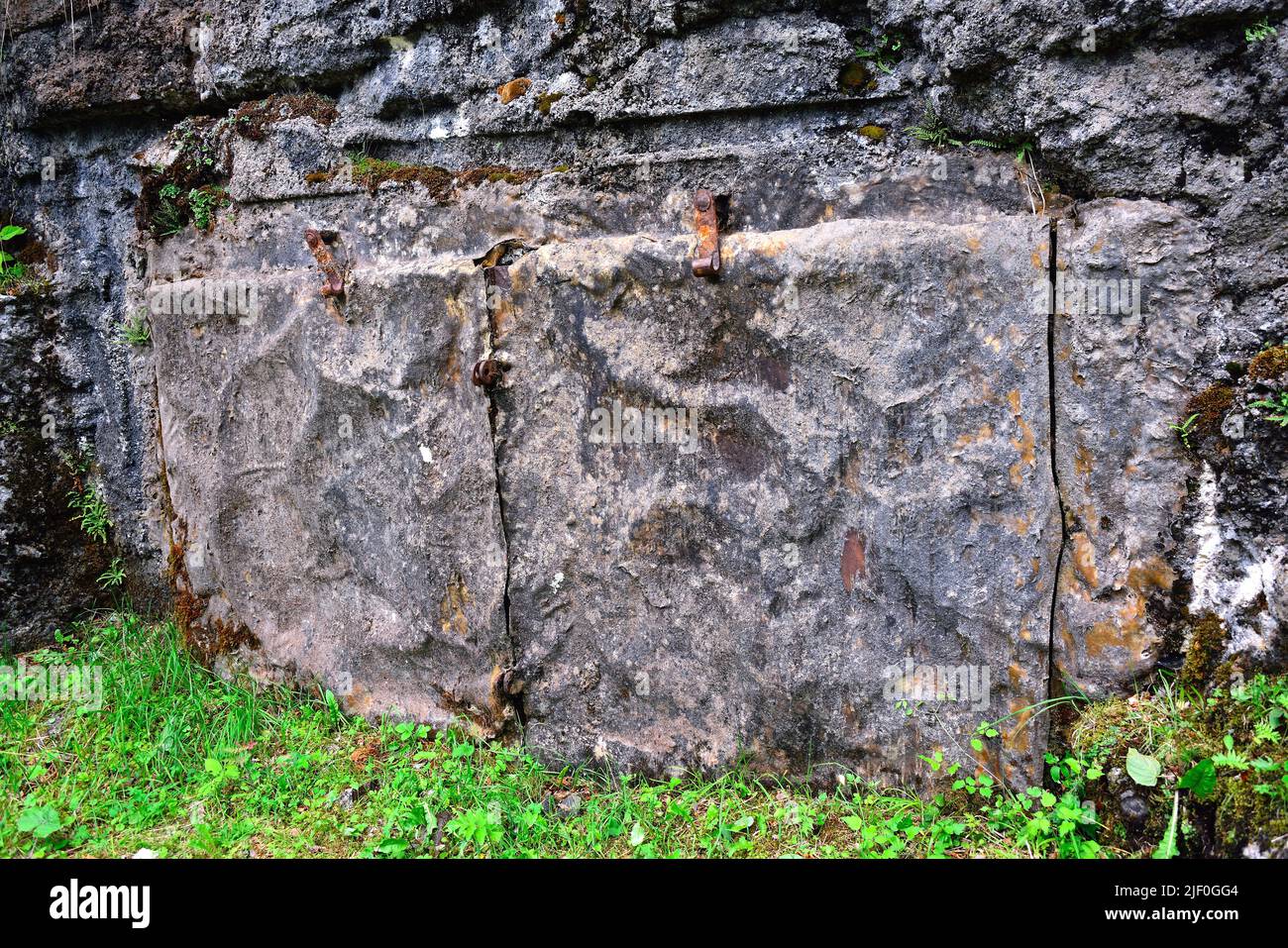 Italien, Friaul Julisch Venetien, Aber Tal, Paluzza. Die Alpine Wall (Vallo Alpino del Littorio) war ein italienisches Befestigungssystem entlang der 1.851 km (1.150 Meilen) der nördlichen Grenze Italiens. Erbaut in den Jahren vor dem Zweiten Weltkrieg unter der Leitung des italienischen Diktators Benito Mussolini. Das Loop-Loch eines Bunkers. Diese Werke wurden auch während der Jahre des Kalten Krieges gegen eine hypothetische sowjetische Invasion verwendet. Stockfoto