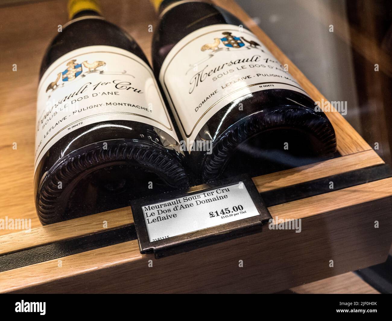 MEURSAULT Sous 1er Cru Le Dos d’Ane Weinflaschen Fortnum & Mason Essen & Trinken Saalinnenraum mit luxuriöser Weinvitrine Ausstellung der Domaine Leflaive Meursault Sous 1er Cru Le Dos d’Ane Weinflaschen, Flaschenpreisschild Etikett £145 Fortnum & Mason Food Hall Weinabteilung Piccadilly St. James's, London W1A 1er Stockfoto