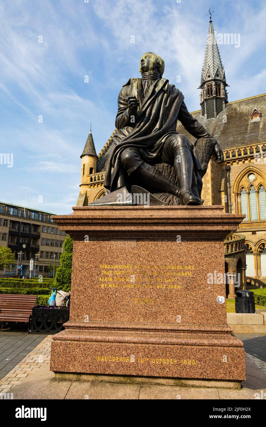 Robert Burns Statue vor den McManus Galerien, Albert Square, Dundee, Angus, Schottland Stockfoto