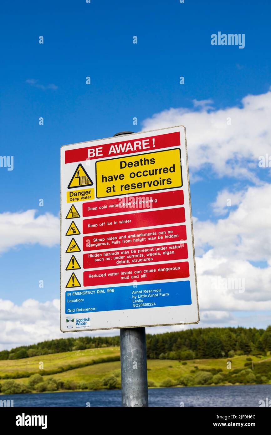 Wassersicherheitswarnschild am Arnot-Stausee, Leslie, Fife. Schottisches Wasser, östlich von Schottland Wasser. Stockfoto