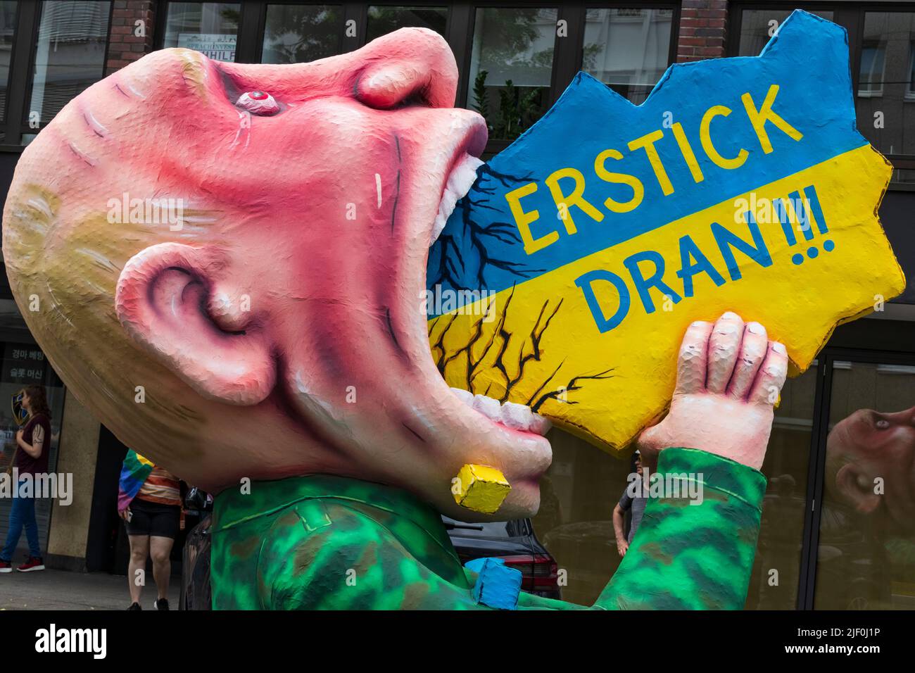 Wladimir Putin schluckt die Ukraine, Jacques Tillys Festzug kritisiert den Ukraine-Krieg bei der Christopher-Street-Day-Demonstration in Düsseldorf, Deutschland Stockfoto