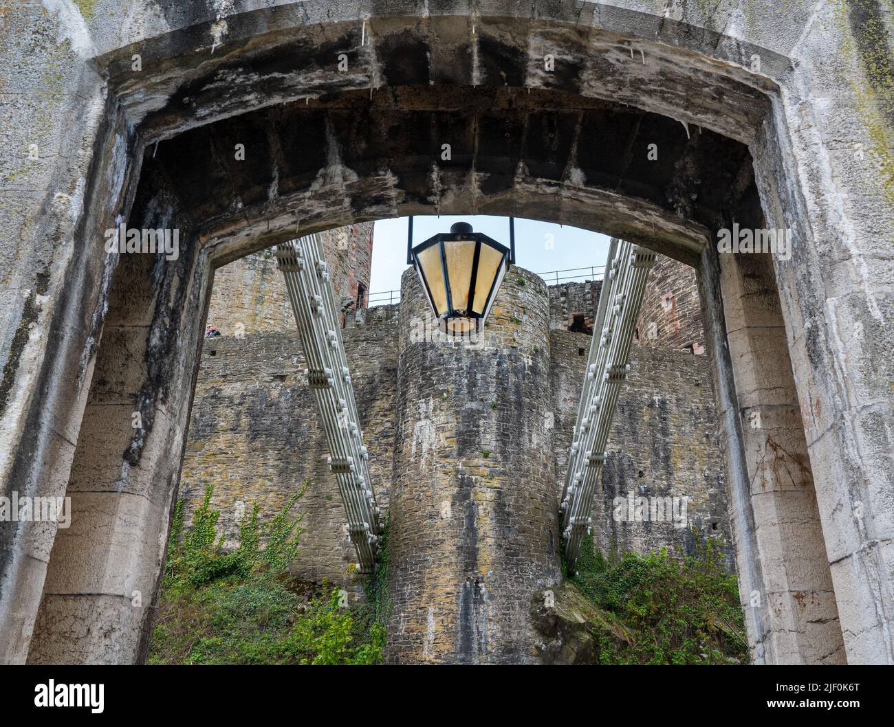 Historische Thomas Telford Hängebrücke, die zum alten Schloss in Conwy North Wales führt Stockfoto
