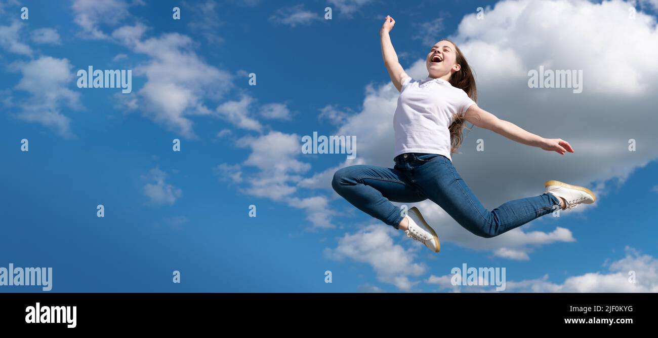 Happy teen Kind springen auf Himmel Hintergrund. Horizontales Poster mit isoliertem Kindergesicht, Banner-Header, Kopierbereich. Stockfoto