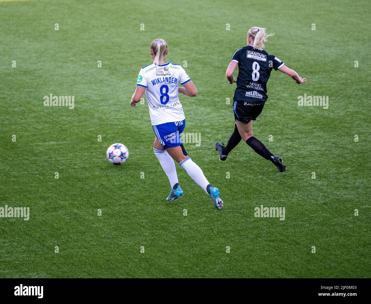 Damen-Fußballspiel in der Platinum Cars Arena in Norrköping zwischen IFK Norrköping und IK Uppsara am 27. Juni 2022 in der schwedischen zweiten Klasse Elitettan. Stockfoto
