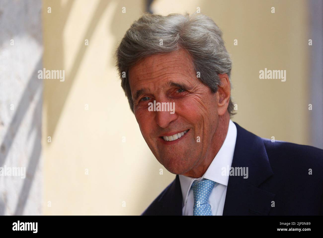USA, der Sonderbeauftragte des Präsidenten für Klima, John Kerry, wird am 28. Juni 2022 in Cascais, Portugal, in den portugiesischen Staatsrat aufgenommen. REUTERS/Pedro Nunes Stockfoto