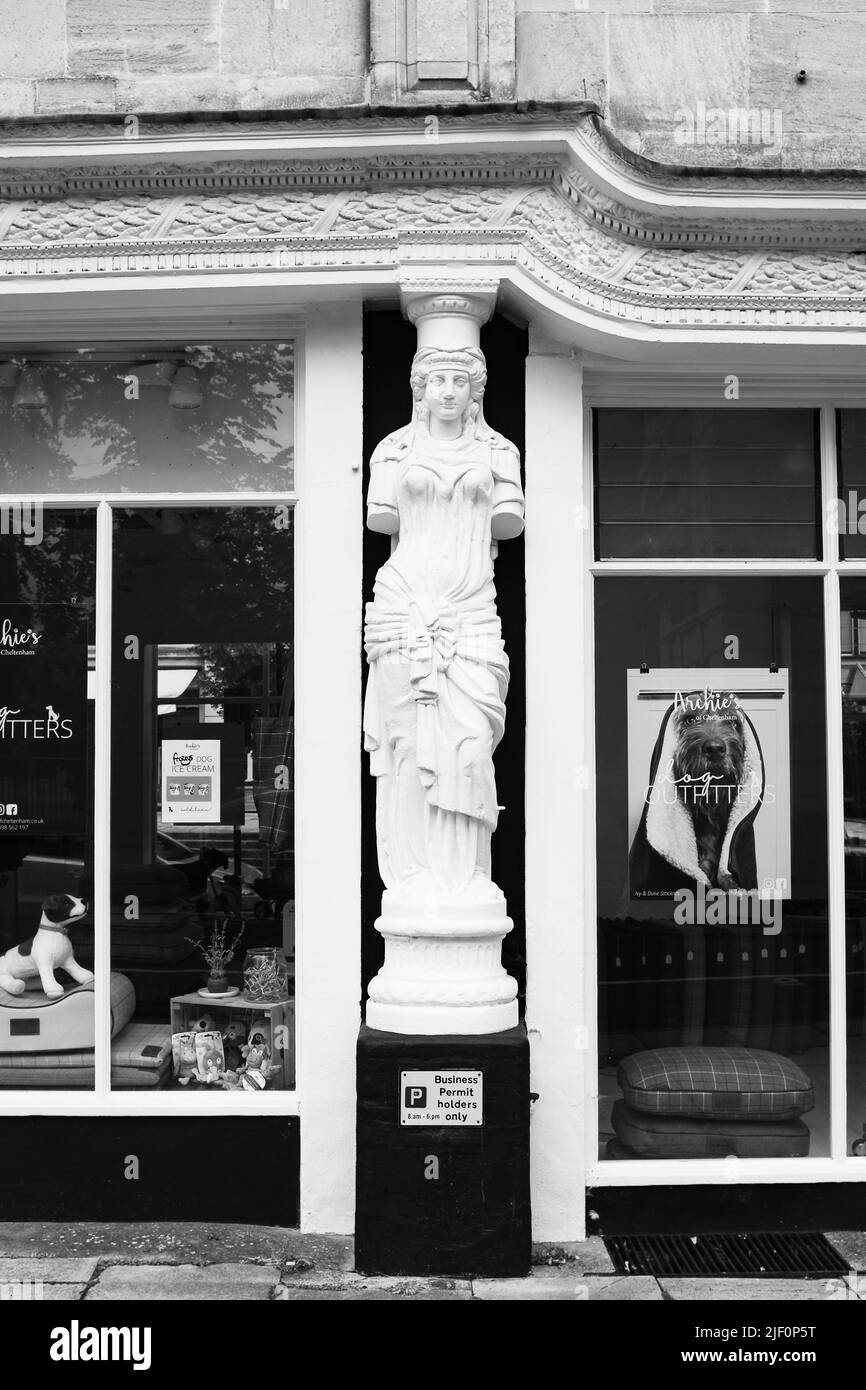 Ein Caryatid in Montpellier, Cheltenham, Gloucestershire. Eine Karyatide ist eine geformte weibliche Figur, die als architektonische Stütze dient Stockfoto