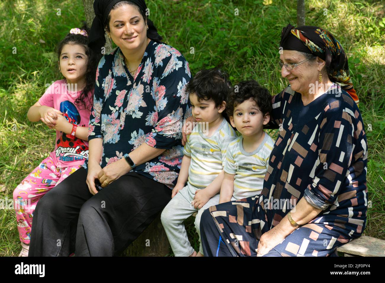 Provinz Gilan - IRAN-1. Juni 2022 muslimische Familiengruppe im Außenbereich, Aussichtspunkt von oben Stockfoto