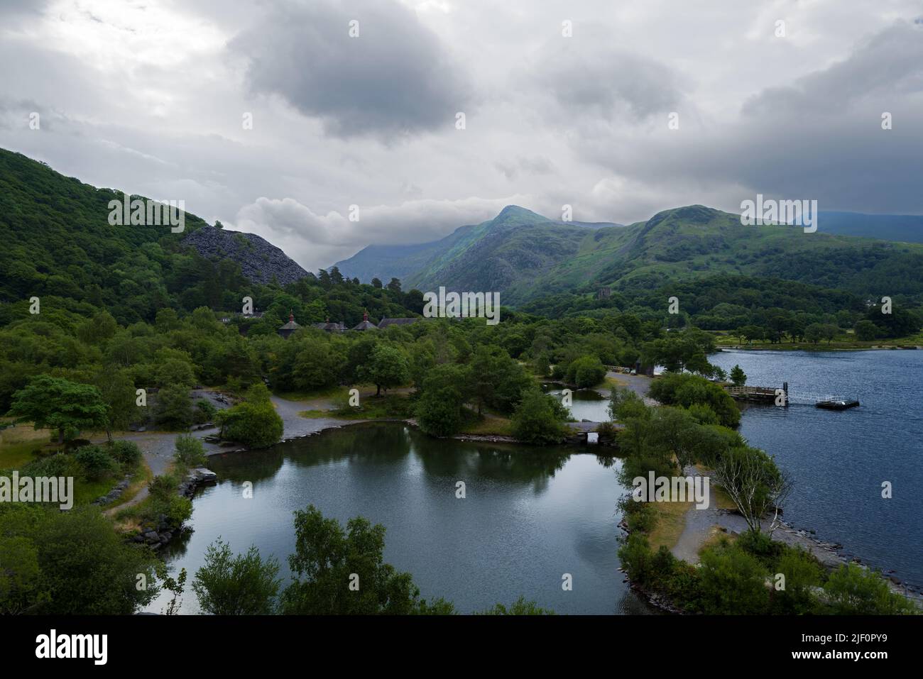 Der Padarn Country Park liegt am Ufer des Lake Padarn in der Nähe von Llanberis in Gwynedd, Nordwales. Es umfasst Lake Padarn und herrliche Ausblicke. Stockfoto