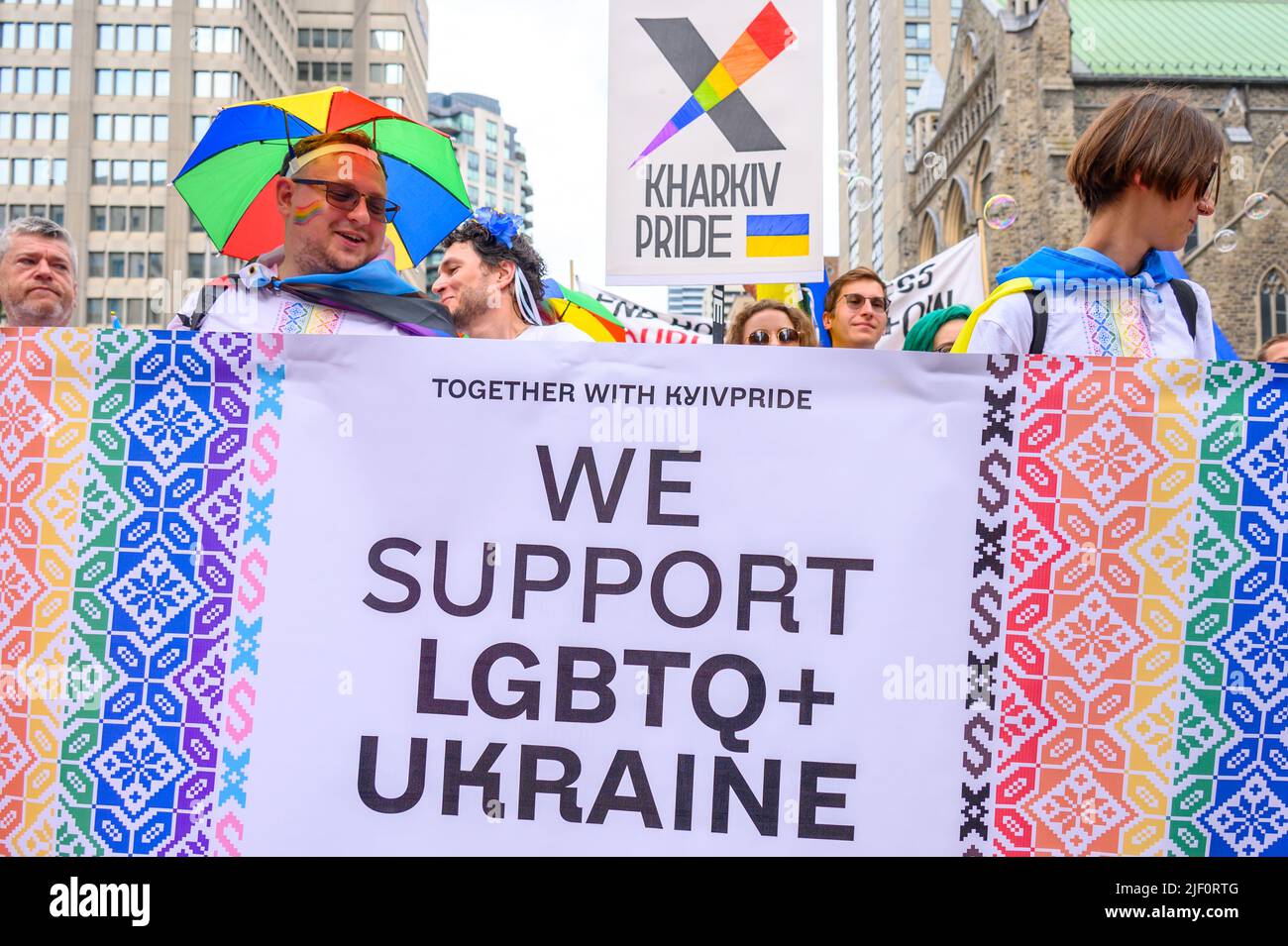 Eine Gruppe von Menschen marschiert in Pride Parade mit Schildern zur Unterstützung von LGBTQ+ Ukraine Stockfoto