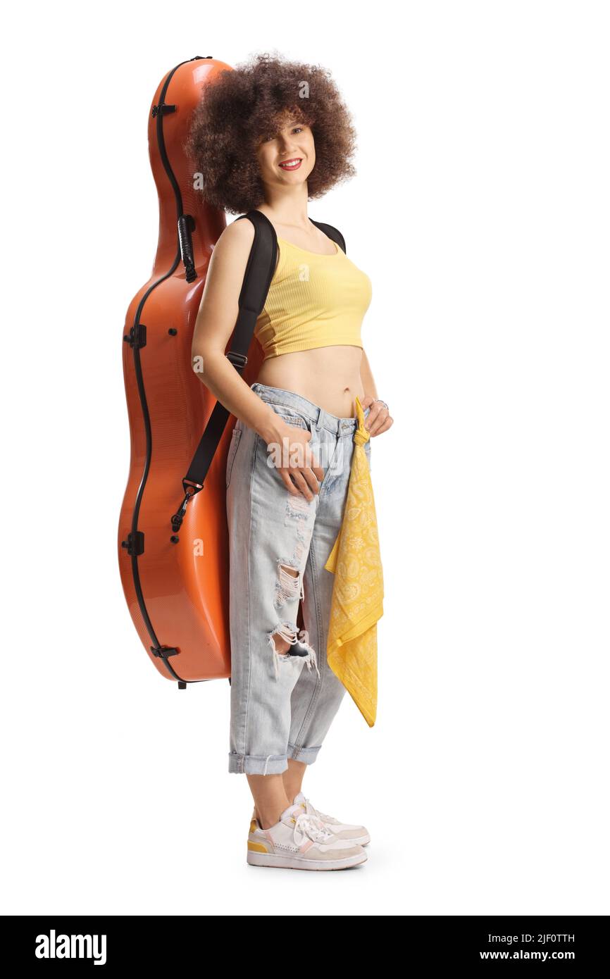 Junge Musikerin posiert mit einem Cellogehäuse auf ihrer Schulter und lächelt isoliert auf weißem Hintergrund Stockfoto