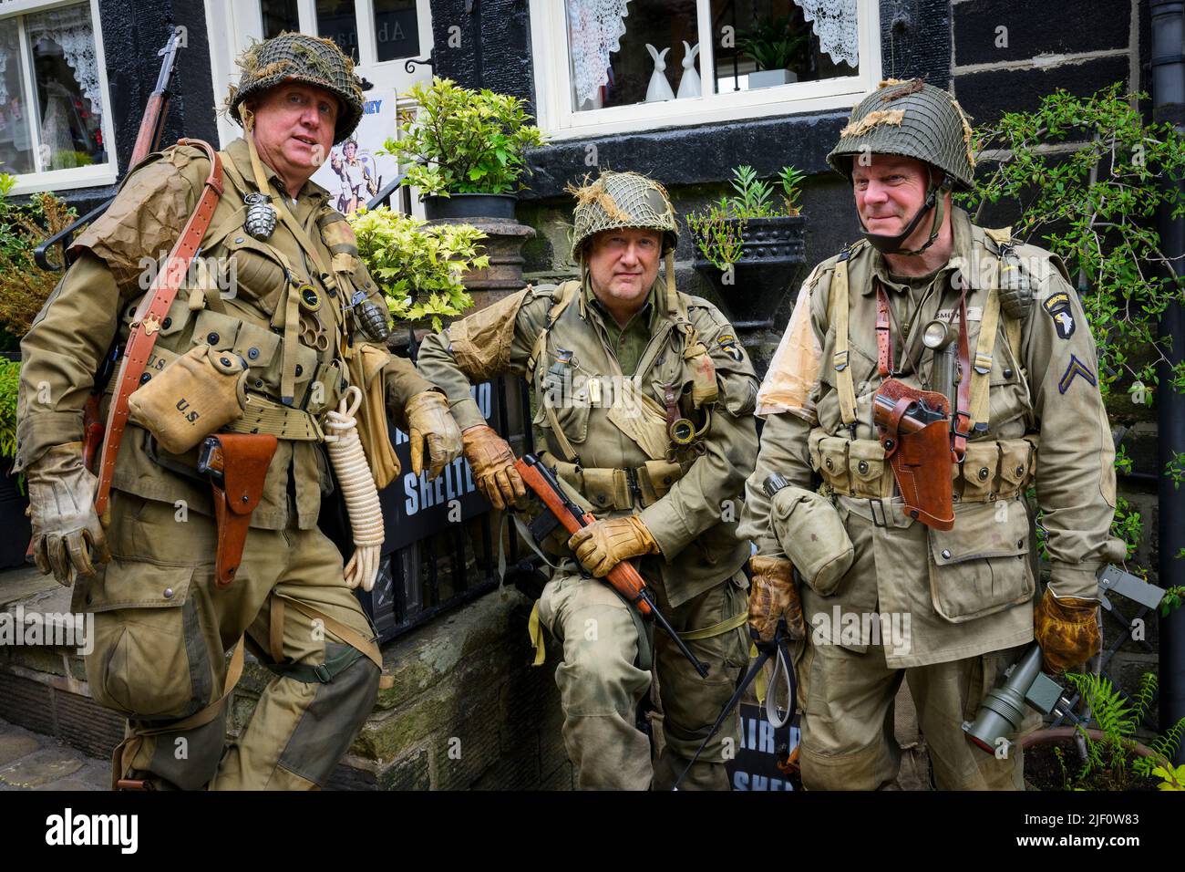 Haworth 1940er-Wochenende (Männer in Khaki WW2-Kostüm als Soldaten der 101. Airborne Division „Screaming Eagles“) - Main Street, West Yorkshire, England. Stockfoto