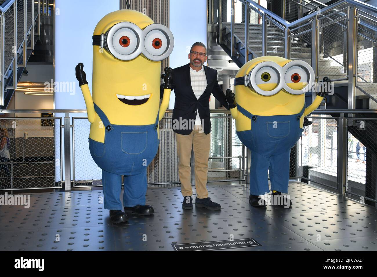 Steve Carell und zwei Minions besuchen das Empire State Building, um die bevorstehende Premiere von Minions: The Rise of Qu am 28. Juni 2022 in New Yo zu feiern Stockfoto