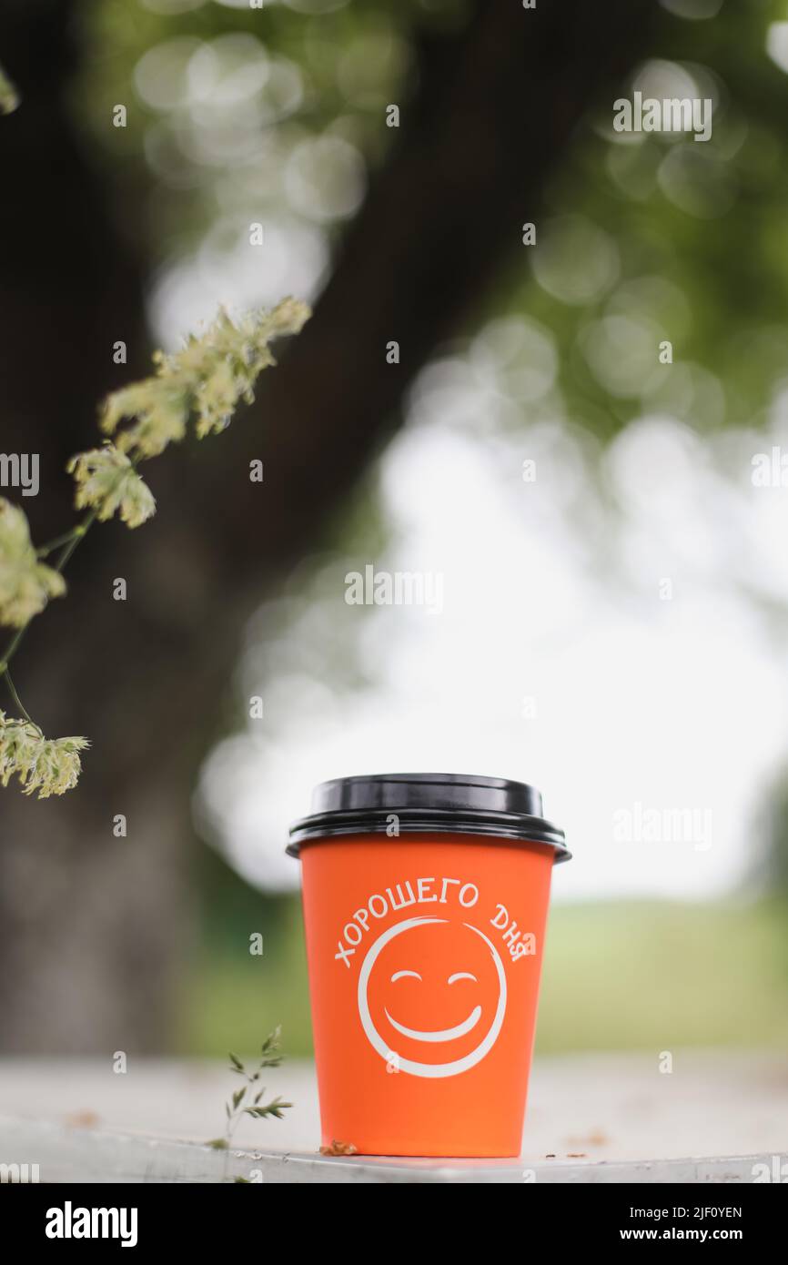 Kaffeetasse aus Papier mit einer schönen Tagesbotschaft. Guten Morgen, Motivationskonzept Stockfoto