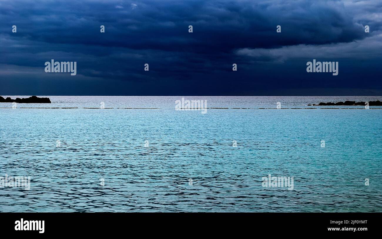 Das meer ist dunkelblau -Fotos und -Bildmaterial in hoher Auflösung – Alamy