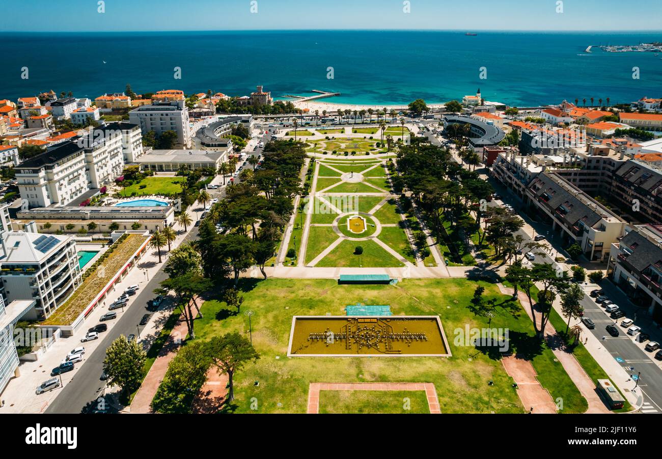 Luftaufnahme vom Estoril Garden mit dem Tamariz Strand als Hintergrund Stockfoto