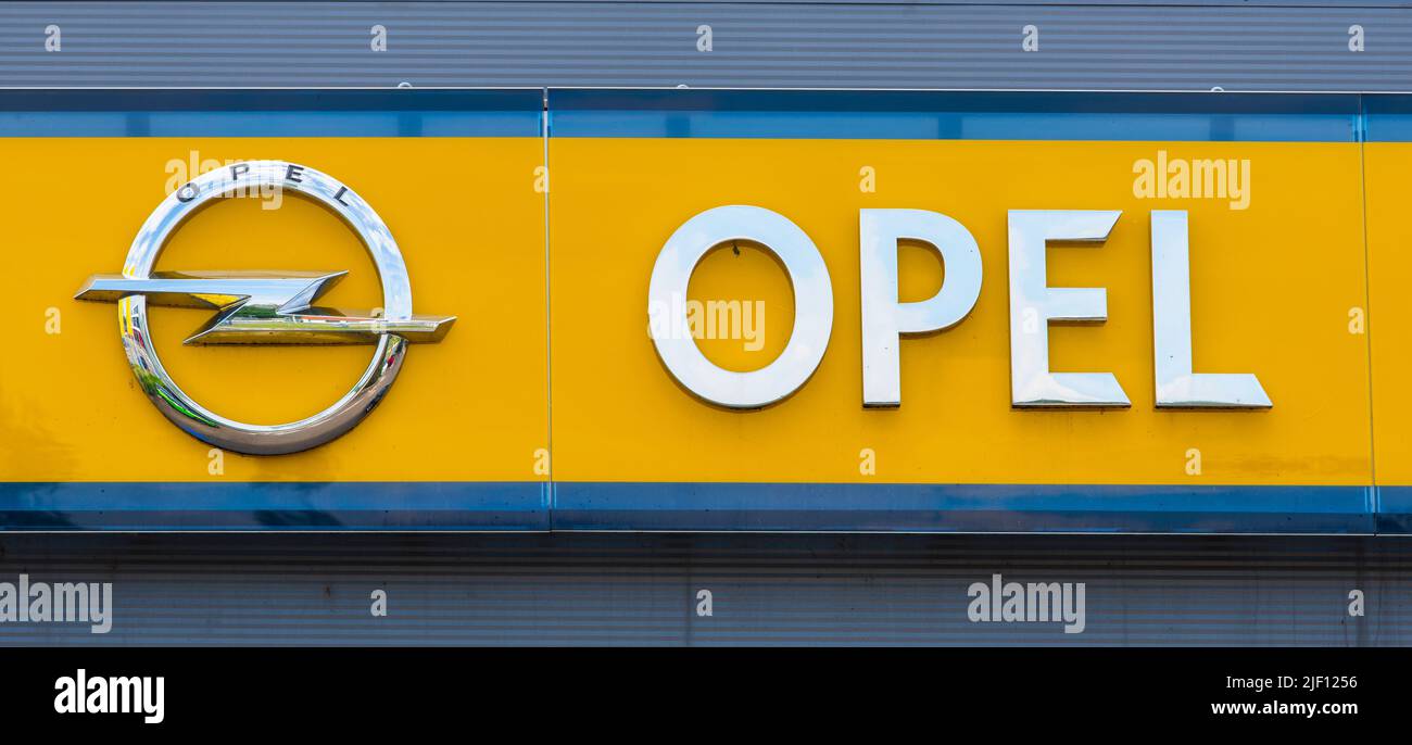 AUGSBURG, DEUTSCHLAND – 16. JUNI 2022: Werbeschild der Automarke OPEL Stockfoto