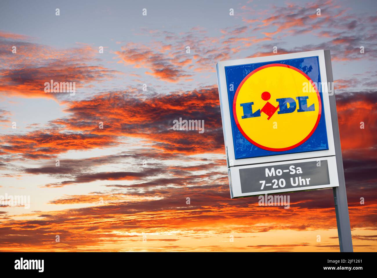 AUGSBURG, DEUTSCHLAND – 16. JUNI 2022: Werbeschild des Discounter-Stores LIDL vor einem wolkenbewölkten Himmel Stockfoto