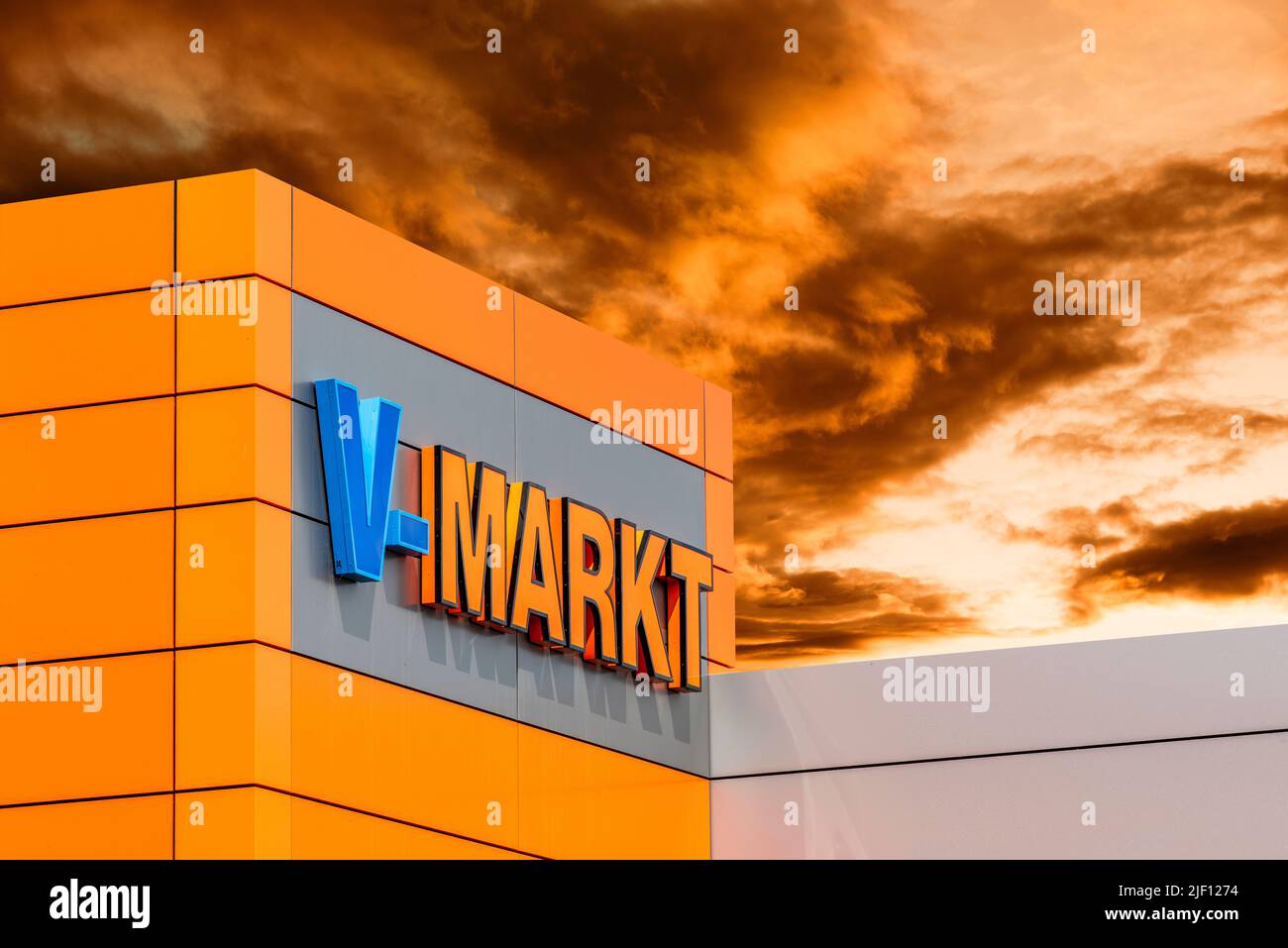AUGSBURG, DEUTSCHLAND – 16. JUNI 2022: Werbeschild des Discounter-Stores V-MARKT vor einem wolkenbewölkten Himmel Stockfoto