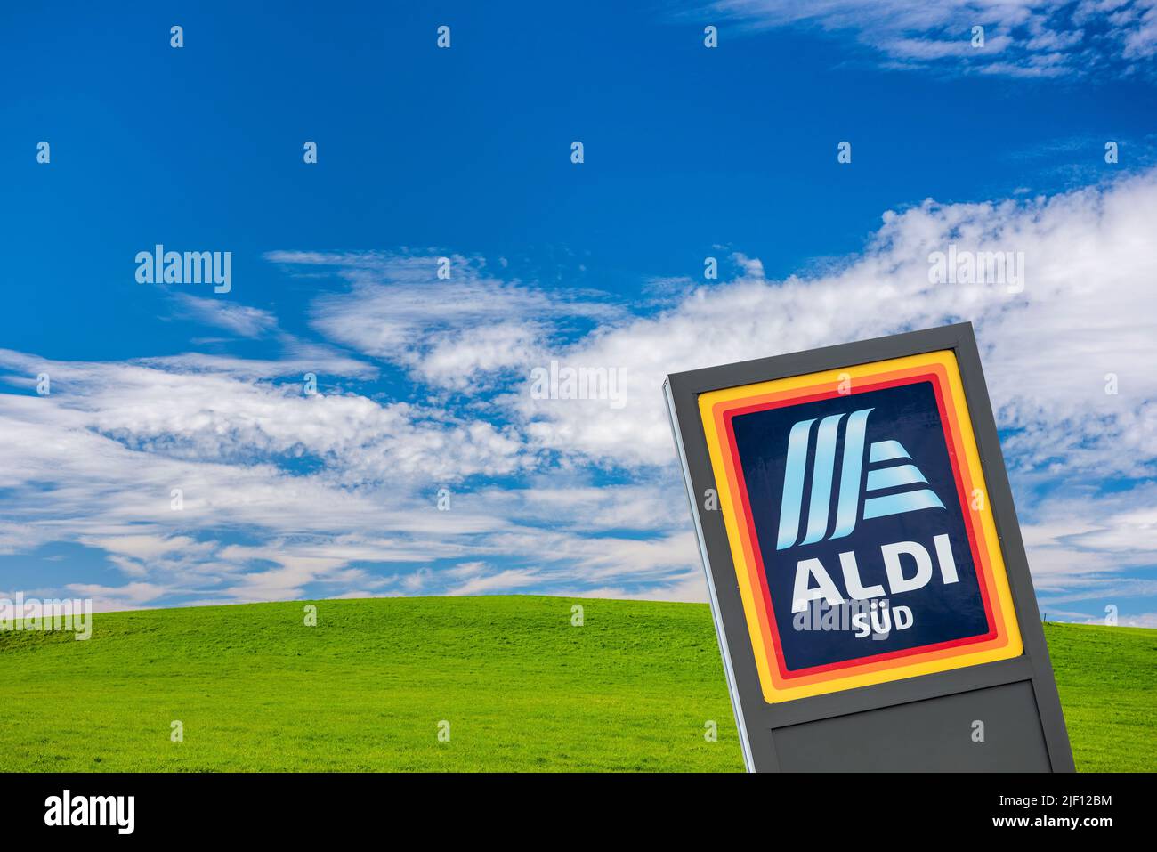 AUGSBURG, DEUTSCHLAND – 16. JUNI 2022: Werbeschild des Discounter-Stores ALDI vor einem wolkenbewölkten Himmel Stockfoto