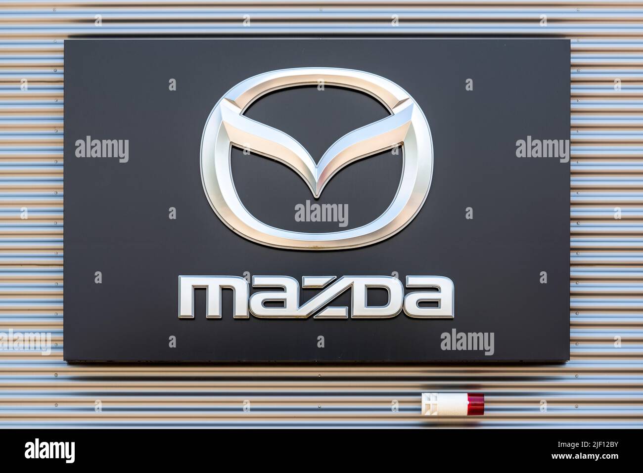 AUGSBURG, DEUTSCHLAND – 16. JUNI 2022: Werbeschild der Automarke MAZDA Stockfoto
