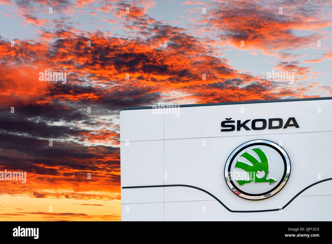 AUGSBURG, DEUTSCHLAND – 16. JUNI 2022: Werbeschild der Automarke SKODA vor einem wolkenbewölkten Himmel Stockfoto