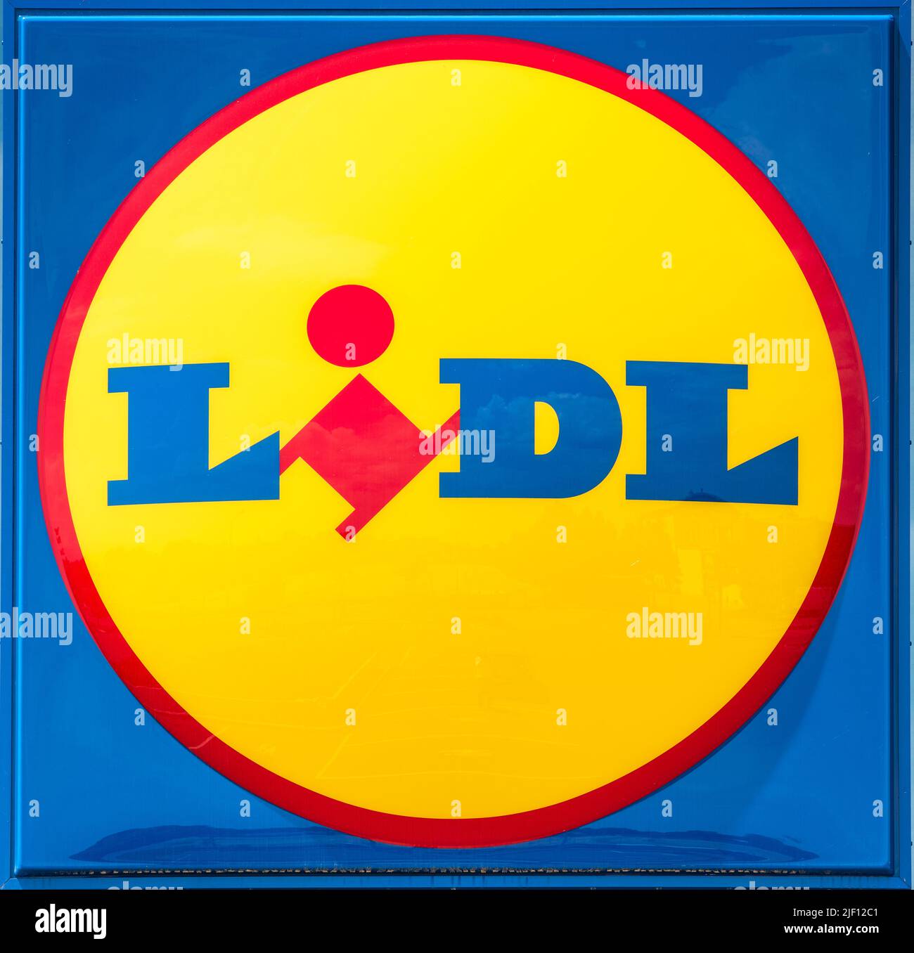 AUGSBURG, DEUTSCHLAND – 16. JUNI 2022: Werbeschild des Discounter-Stores LIDL Stockfoto