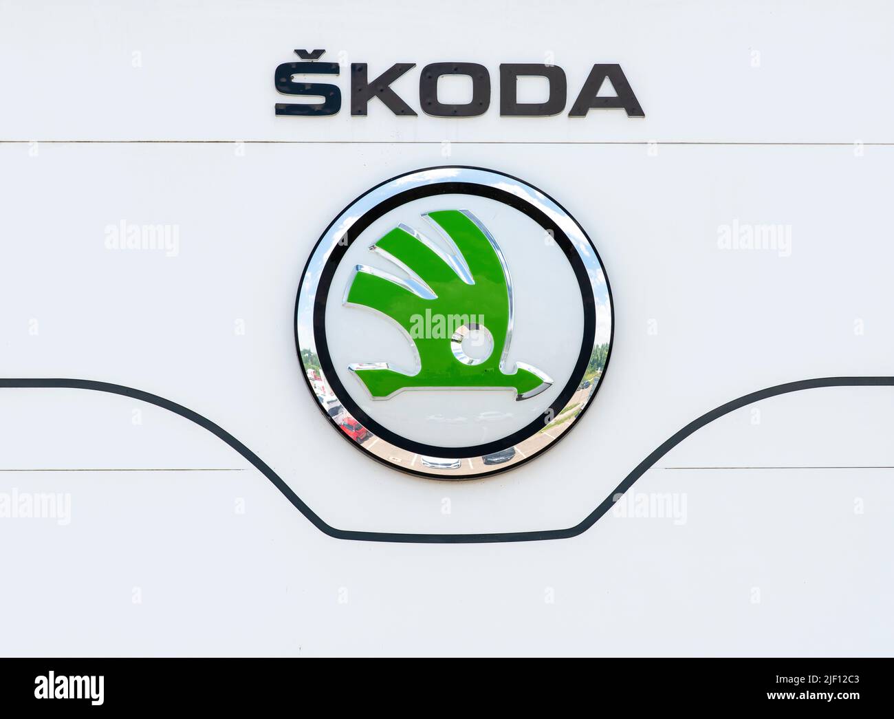 AUGSBURG, DEUTSCHLAND – 16. JUNI 2022: Werbeschild der Automarke SKODA Stockfoto