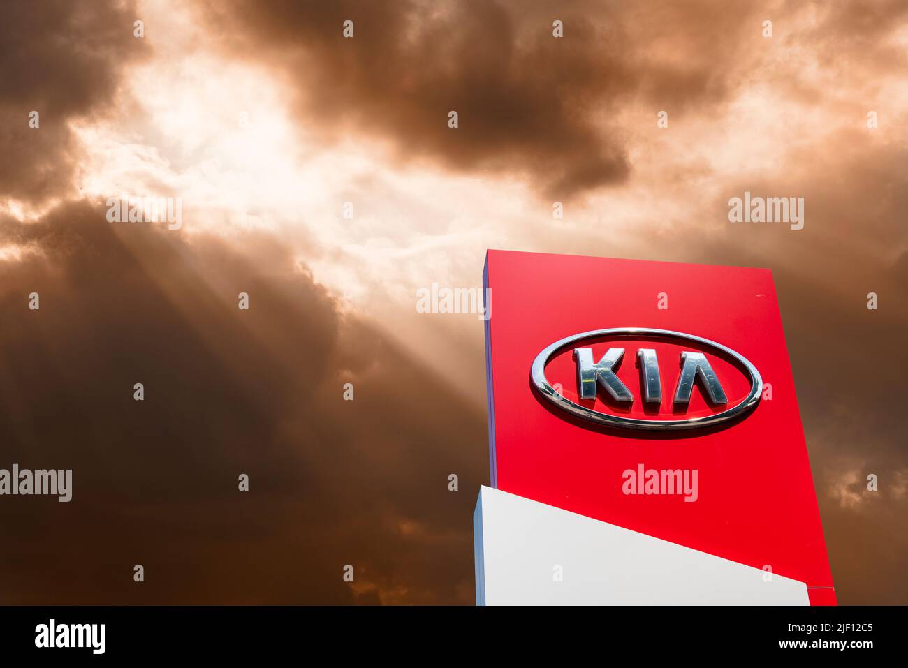 Kia Ist Eine Automarke Aus Diesem Land AUGSBURG, DEUTSCHLAND – 16. JUNI 2022: Werbeschild der Automarke KIA