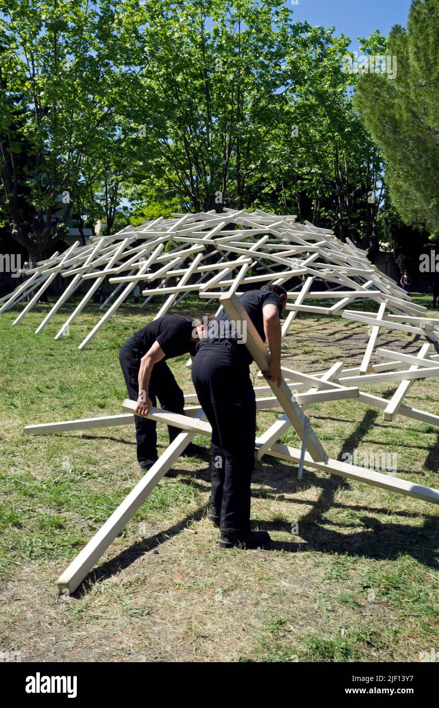 ZAT (temporäre künstlerische Zone) im Parc Montcalm. La Transumante: Akrobatische Skulptur in Revolution. Zirkusproduktion hier - Johann Le Guillerm. Montpellier, Österreich, Frankreich Stockfoto