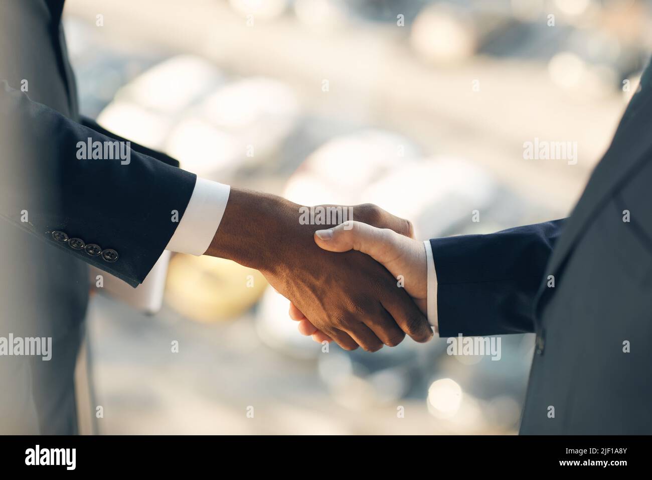 Oben Blick auf nicht erkennbare multi-ethnische Geschäftsleute in Anzügen Handshake nach dem Abschluss eines Abkommens Stockfoto
