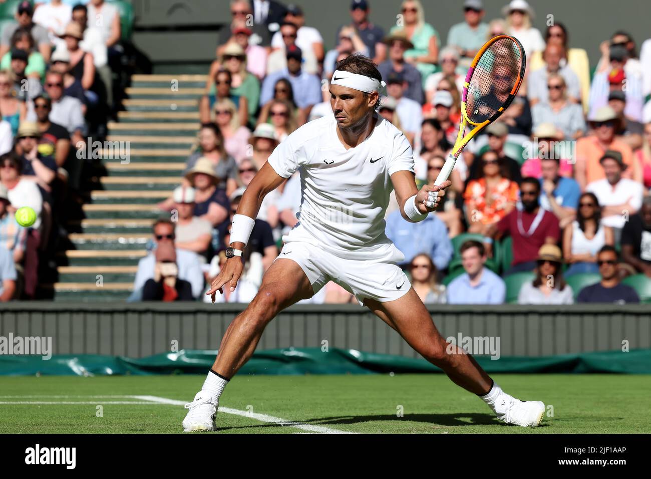 28.. Juni 2022, All England Lawn Tennis and Croquet Club, London, England; Wimbledon Tennisturnier; Rafael Nadal spielt eine Vorhand vor Francisco Cerundolo in den Herren-Singles Stockfoto