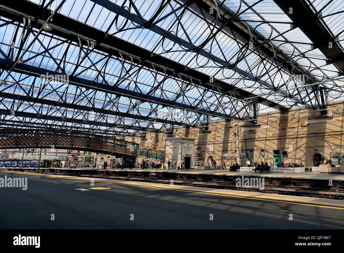 Das Dach des Zugsschuppens am Bahnhof Citadel Carlisle (2015 renoviert). Stockfoto
