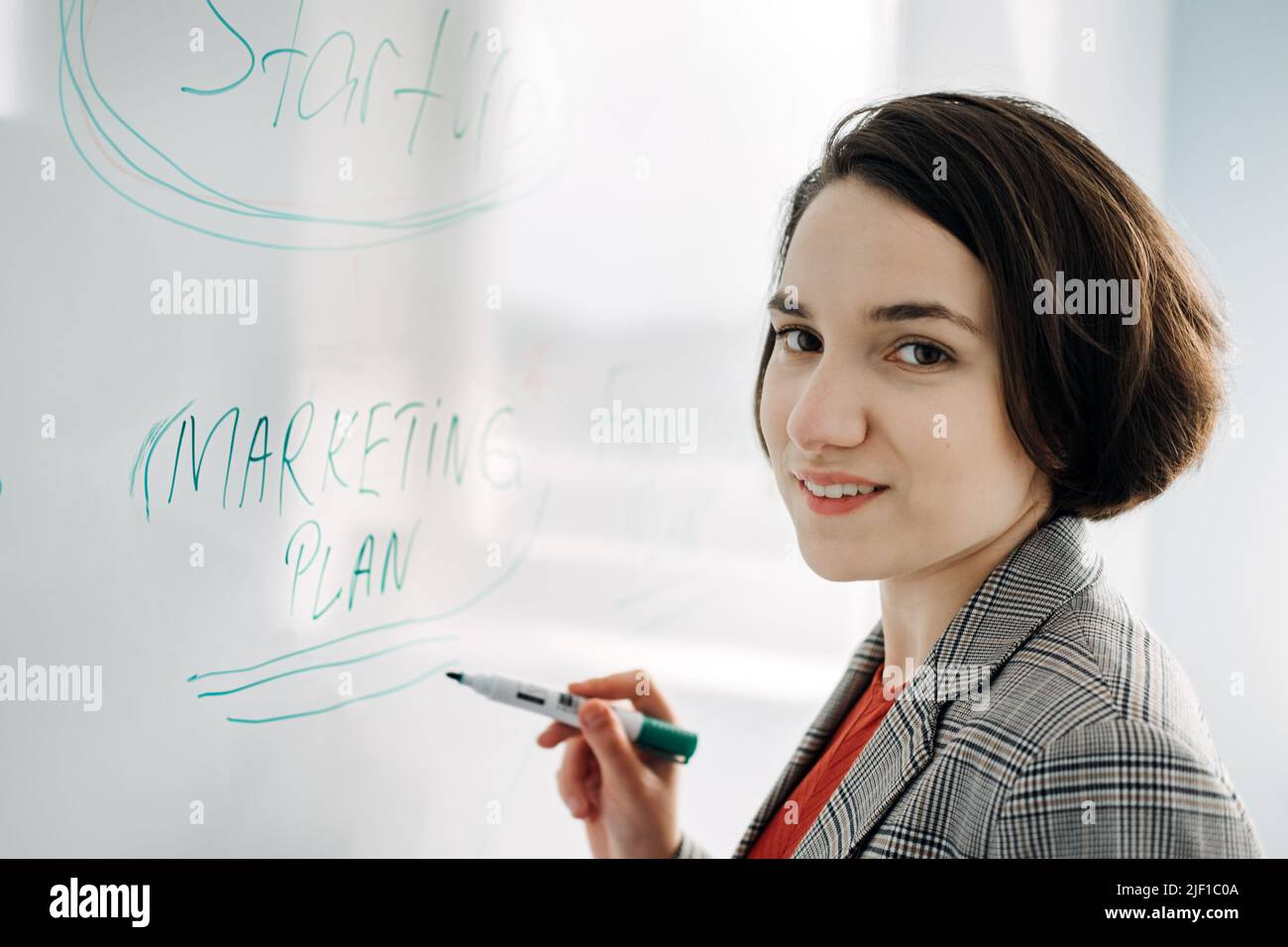 Startup Business Plan. Junge Geschäftsfrau Manager, Teamleiter, Investor Schreiben auf den Vorstand Business-Plan Stockfoto