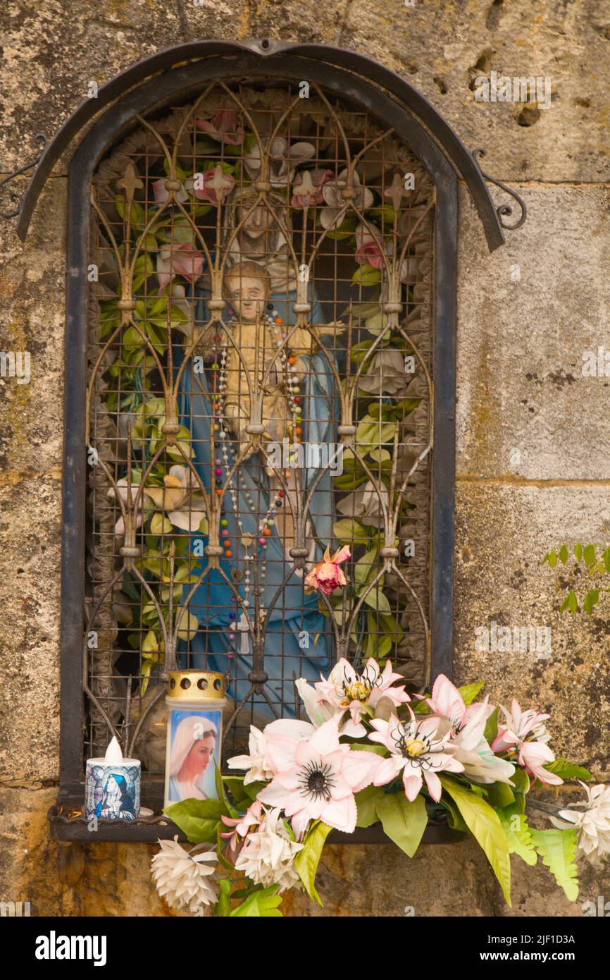 Kroatien, Samobor, religiöses Bild, Statue, Blumen, Stockfoto